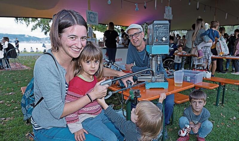 Künstlerisches Handwerk für die Kleinen bot Martin Soler (im Hintergrund) an. Am Werken: Lisa Studer mit Lili (auf den Knien), Ida und Felix (unter dem Tisch).
