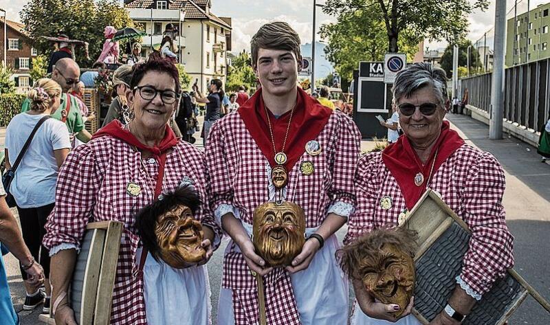 Von links: Marlene Rogger, Tom Schürch und Elisabeth Kimmig genossen es, auch mal im Sommer verkleidet unterwegs zu sein.
