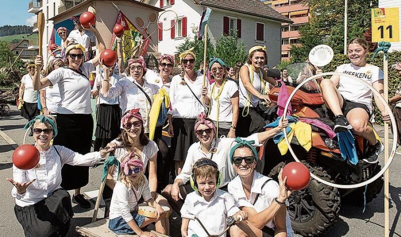 Die Mitglieder des Turnerinnenvereins Kriens meinten: «Umzug im September ist einfach geil. Wir sind unterwegs mit Ball, Reifen und Seil.»
