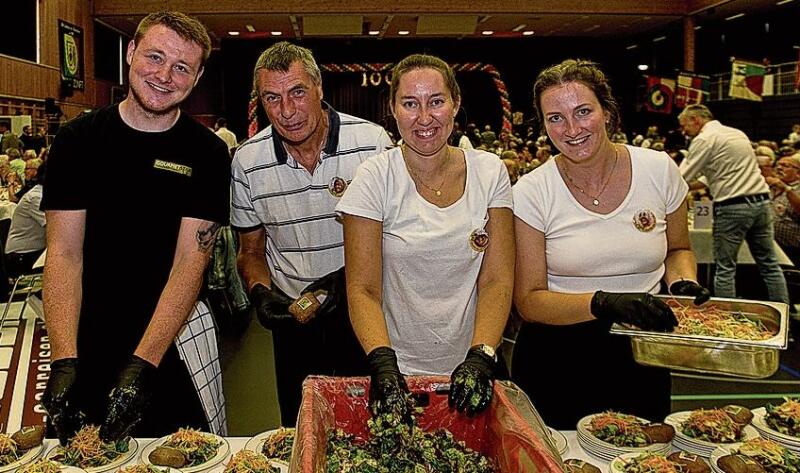 Von links: Den Salat zum Einstieg haben Eric Schmid, Josef Blaser, Anja Schumacher und Nina Hofer angerichtet.
