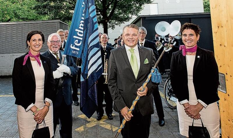 Von links: Feldmusik Kriens mit Jutta Albisser, Hans Fluder, Roger Krüger, Dirigent, und Sabine Haas. Der Verein spielte den neu arrangierten Marsch der Galli-Zunft.
