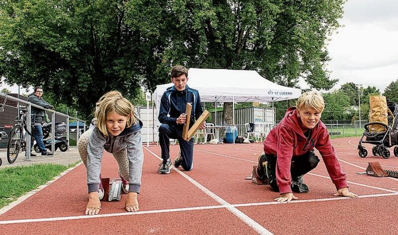 Von links: Sofia Lina, Nils Haller, LC Luzern, und Maël von Moos. Sofia und Maël drehen in der Freizeit manchmal ihre Runden.
