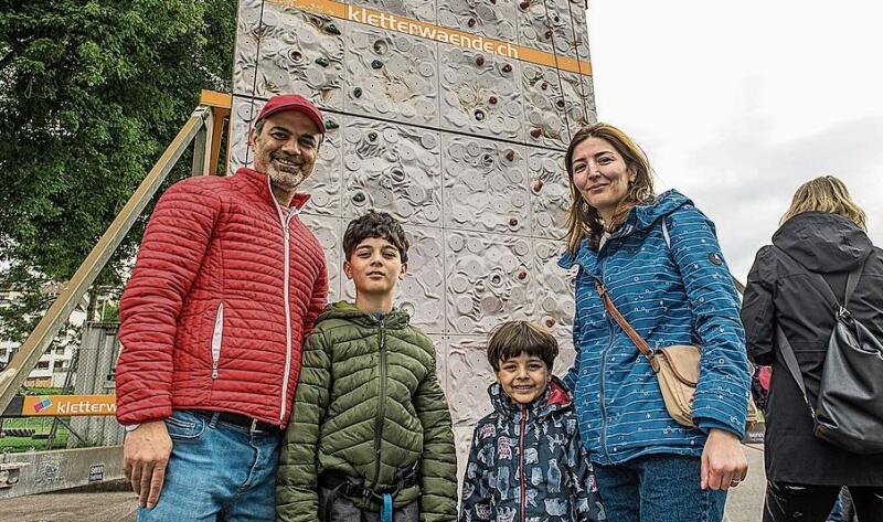 Daniel und Zahra Eska mit den beiden Kindern Sam (links) und Adrian. Sam war auf der Kletterwand des SAC Pilatus und musste etwas kämpfen beim Hinaufklettern.