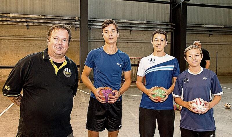 Von links: Roger Schneble, Präsident BSV Borba, Linus Küttel, Gabriel Häfliger, Noel Hobi. Die Badmintonspieler nutzten die Gelegenheit, Handball auszuprobieren.
