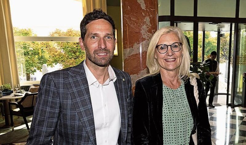 Marco Zemp und Regina Waldis von der Geschäftsleitung von Luzern Tourismus begutachteten detailliert das neue Filetstück des hiesigen Hotelangebotes.
