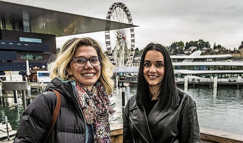 Simone Küng (rechts) und Samanta Strazzella: Feine Köstlichkeiten wie Magenbrot wieder zu probieren und unter die Leute zu gehen, war ihr Ziel für die Määs 2022.
