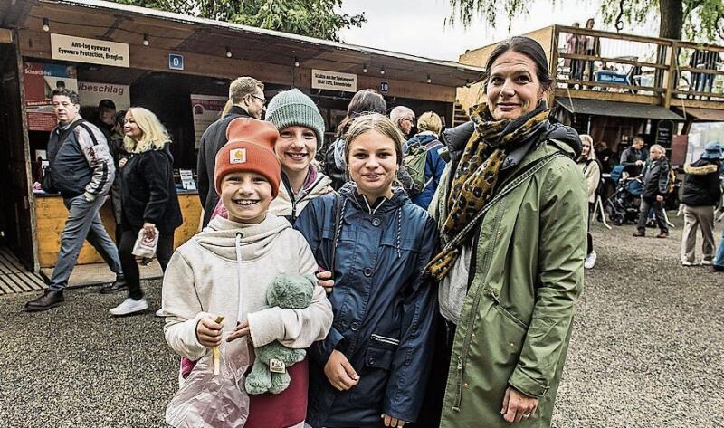 Von links: Emilia und Giulia Rühle, Lou Müller und Angela Rühle. Ihr Määs-Programm für diesen Tag: Bahnen fahren, Rutschi, feines Essen und einen schönen Ferienanfang geniessen.
