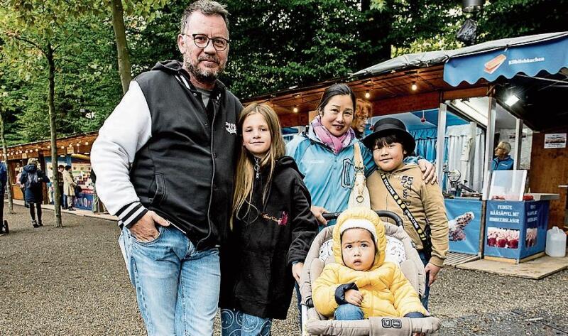 Von links: Roger und Adrienne Dupont, Joy und Johannes Halter und im Wagen Helena Matter-Dupont besuchten die Määs wegen der Kinder und zum Treffen von Bekannten.
