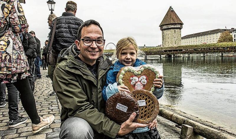 Marco und Leonie Neuhaus: Leonie hatte mit ihren Losnummern ein Lebkuchenherz, einen Lebkuchen und eine Linzer Torte gewonnen. «Den Lebkuchen mag ich am meisten», meinte sie.
