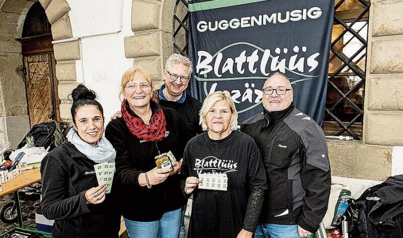 Früchtekörbchen und Fleischmannli gab’s bei den Blattlüüs zu gewinnen. Von links: Sofi Coetho, Dorli und Franz Furrer, Edith Buschor und Markus Huber.
