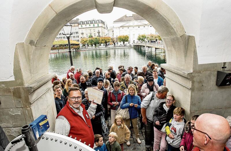 Gespannter Blick auf die eigenen Lose und das Glücksrad. Am Sonntag kauften sehr viele Luzerner:innen Lose und hofften auf einen entsprechenden Gewinn.
