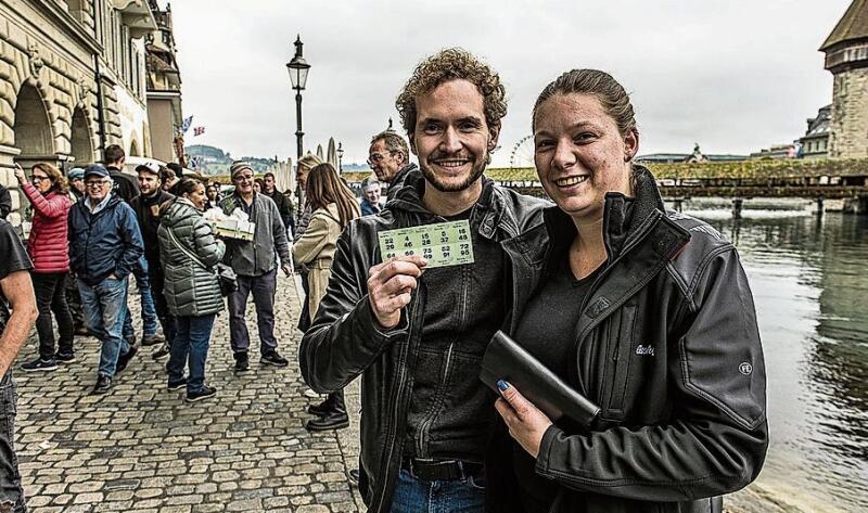 Sven Gerum und Céline Schwizer: Am Sonntag verkaufte Céline Lösli, und am Montagabend verteilte sie den «Anzeiger Luzern» mit dem Lieferwagen in der Agglomeration Luzern.
