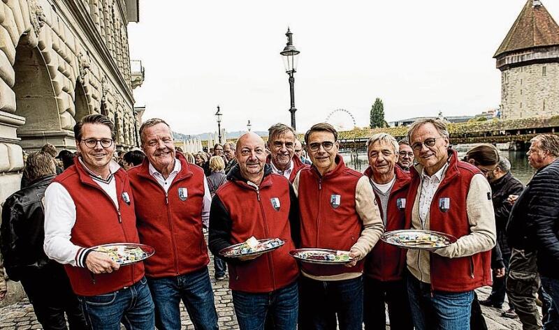 Die Losverkäufer der St. Jakobs-Gesellschaft der Stadt Luzern. V. l.: Daniel Lustenberger, Hans­ueli Gasser, Stefan Schmid, Roland Wiederkehr, Andreas Piatini, Erwin Schär, Martin Galbier.
