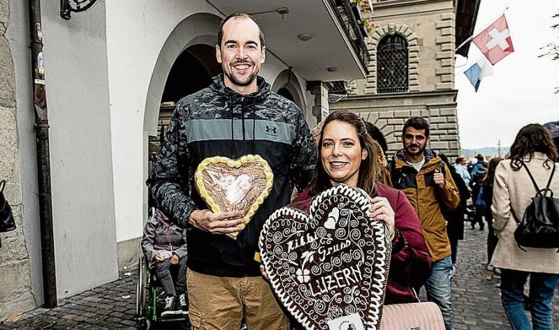 Ueli Mathis und Nadine Bründler haben mit dem ersten Los ein grosses Herz gewonnen.
