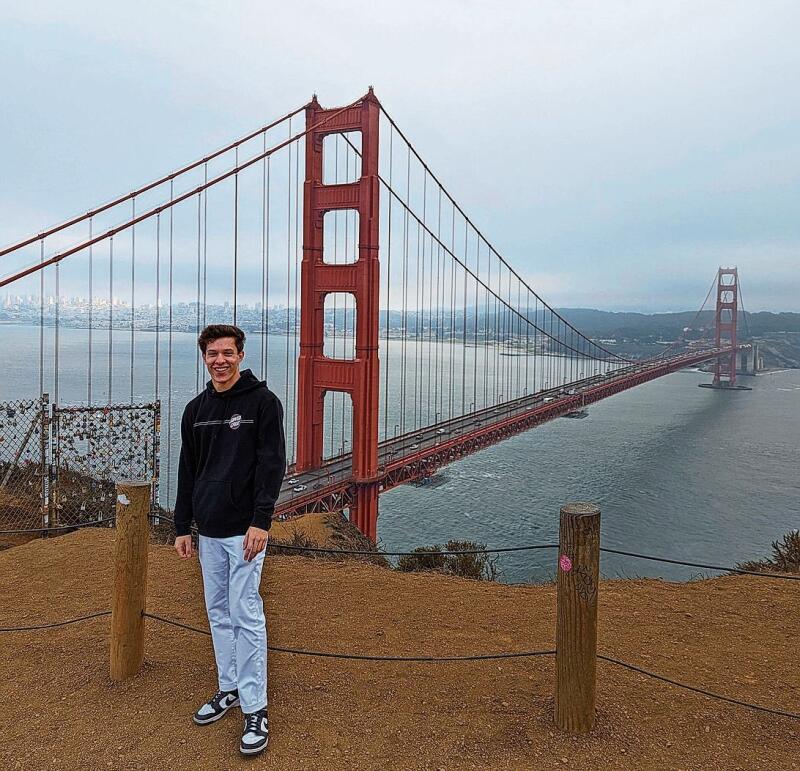 Es bleibt auch noch Freizeit: Silvan Heini mit der Golden Gate Bridge im Hintergrund ...
