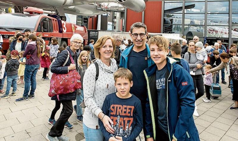 Sandra und Urs Holzer mit den Kindern Robin (l.) und Marvin. Robin: «Wenn ich 16 Jahre alt bin, werde ich die Fallschirmaufklärer-Grundausbildung machen.»
