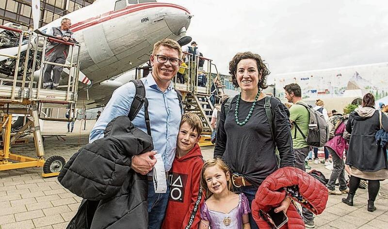 Heinz Koch, Swissair Fokker Team, steht vor dem 1988 in der Schweiz gebauten HB-YCT-Flugzeug. Fast 20 Jahre wurde es in Kanada geflogen. Im Sommer 2022 hat er es mit einem Kollegen in die Schweiz zurückgeholt.
