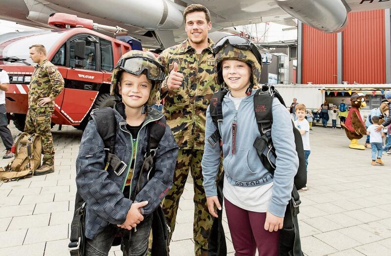 Nico (l.) und Joëlle Jenni mit Flavio Caduff der Swiss Parawings. Joëlle weiss noch nicht, ob sie als Fallschirmaufklärerin den Militärdienst absolvieren wird. Nico meinte, bei ihm dauere es noch Jahre.
