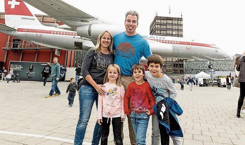 Fabienne Sasse und Rafael Wagner mit Leana (l.) und Janina. Leana hat sich den 20 kg schweren Fallschirmrucksack umgehängt – er wiegt so viel wie sie selber.
