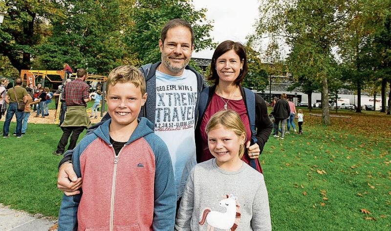 Gian (l.) und Yad mit den Eltern Marcel und Yvonne Zurkirchen: Sie hatten zufällig gehört, dass der Super Puma vorbeifliegen würde.
