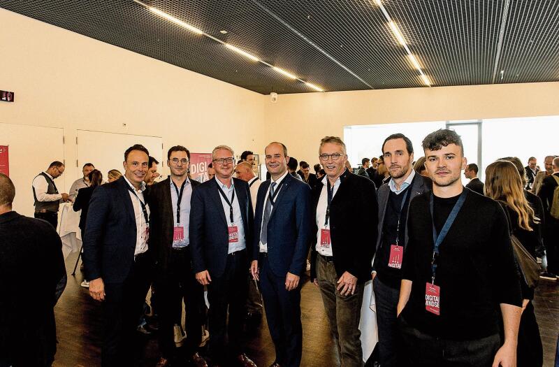 V. l.: Ivan Buck, Direktor Wirtschaftsförderung Luzern, Adrian Derungs, Direktor Handelskammer Zentralschweiz IHZ, Christoph Lang, ITZ InnovationsTransfer Zentralschweiz, Regierungsrat Fabian Peter, Peter Delfosse, CEO Axon, Rico Fehr, Regional Leader Central Switzerland and Partner at EY (Ernst &amp; Young AG), und Manuel Brun, Hirschengraben Coworking + Innovation.
