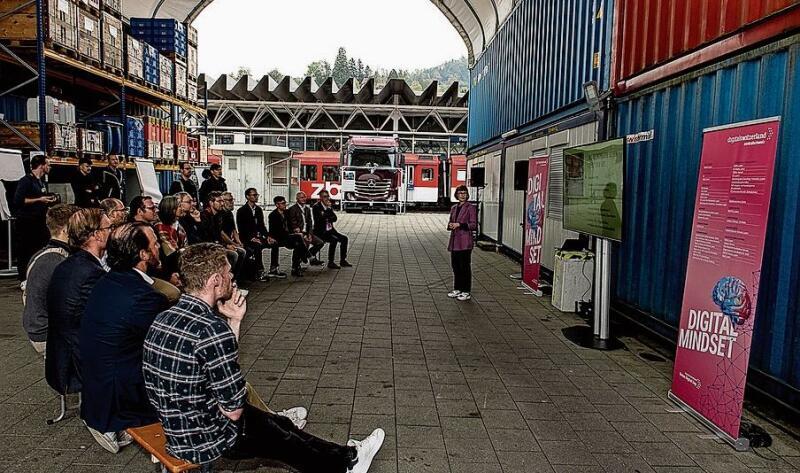 Fabienne Mathis des Kleintheaters erklärte, wie erprobt wird, wie sich bestimmte digitale Kommunikationswege eignen, um das Theaterprogramm zu ergänzen oder zu transformieren.
