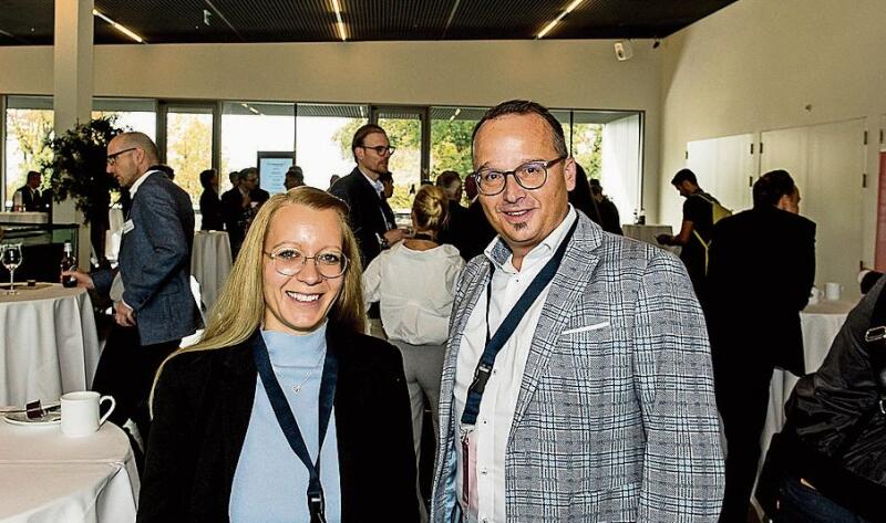 Stefanie Najer und Mario Zemp, KV Luzern. In der Grundbildung müssen die Lernenden ihr eigenes IT-Gerät in die Schule mitnehmen. Die Weiterbildung verändert sich Richtung Unterricht in flexiblen, hybriden Formen.
