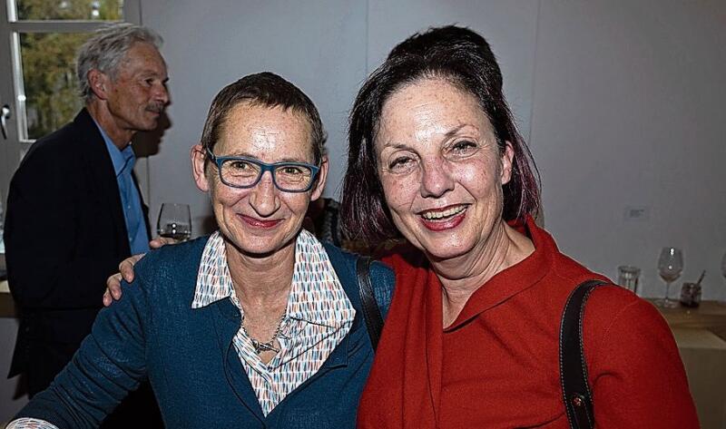 Regisseurin und Schauspielerin Annette Windlin (links), zusammen mit Schauspielerin Franziska Bachmann-Pfister.
