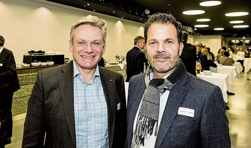 Roland Huwiler (links), Amag Audi Center Luzern, und Giuseppe Ferrandino, Amag Volkswagen Buchrain. Sie meinten, die Entwicklung von Autos gehe in 5-Jahres-Schritten, und für die Strassenplanung brauche man 20 Jahre.
