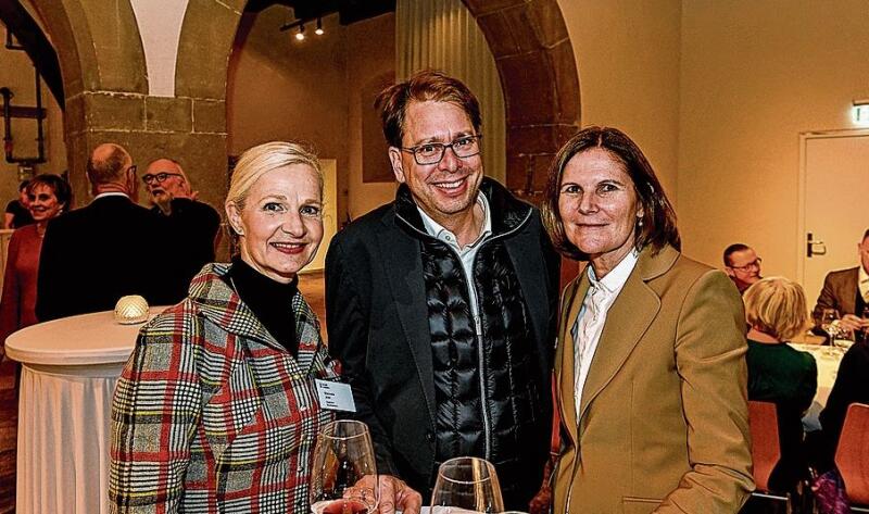 Birgitte Snefstrup, Trägerin der Ehrennadel 2022, und Sepp Riedener, Träger der Ehrennadel 1992. Für Birgitte ist es eine riesige Wertschätzung der Stadt Luzern für ihre Arbeit, die sie beim Verein Lisa gemacht hat. Sepp unterstützte sie beim Fundraising.
