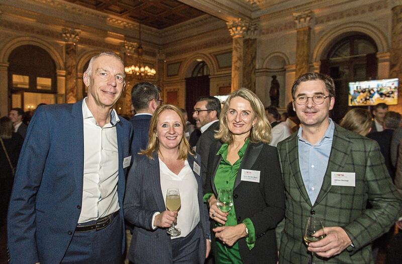 Von links: Andreas Ruch, Präsident IHZ, Kantonsrätin Claudia Huser, Karin Auf der Maur, Admind Public Relations, und Adrian Derungs, Direktor IHZ.
