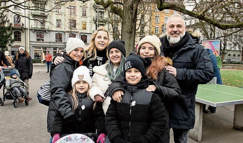 V. l.: Sandra Lampart, Ivana und Alexandra Glatzfelder, Norah Lampart, Dario Glatzfelder, Chloe Lampart und Christian Lampart «schnäuggten» nach Unikaten und schönen Accessoires.
