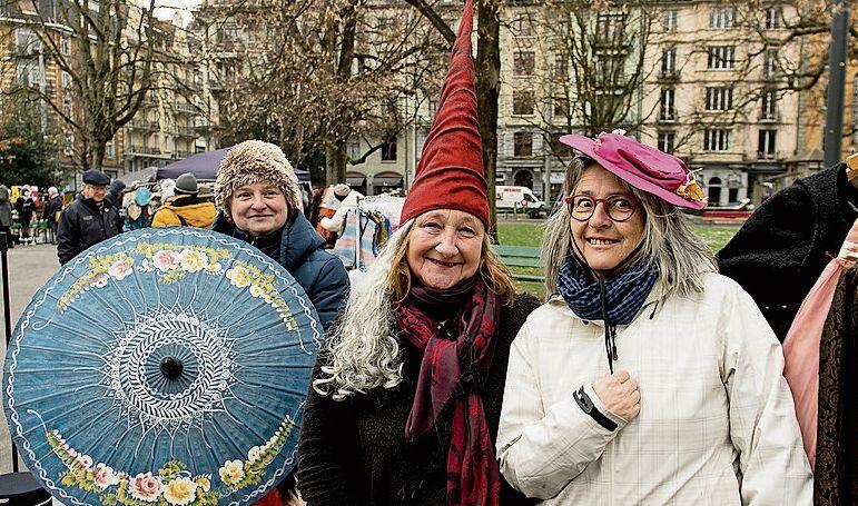 Von links: Manuela Matter, Barbara Medici und Ursula Reiser verkauften ihre selber genähten Gewänder.
