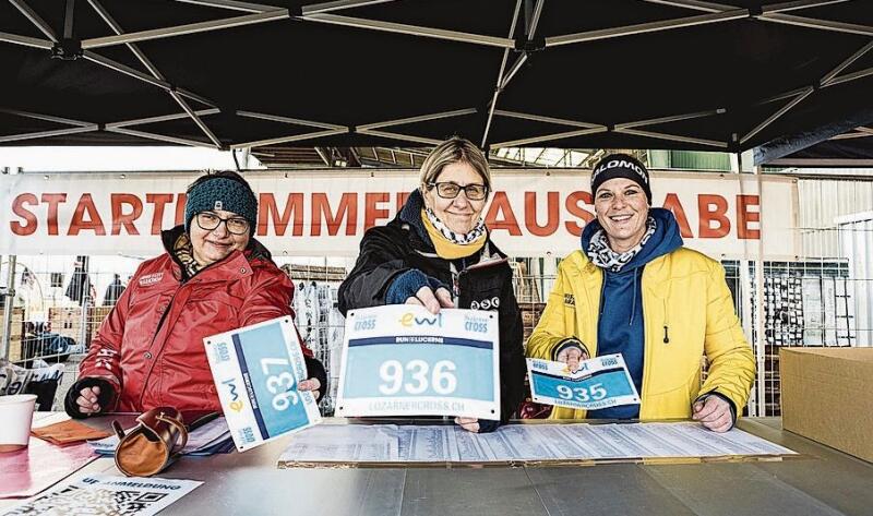 Von links: Cornelia Portmann, Irene Fanger und Fabienne Müller vom Organisationskomitee traf man bei der Startnummernausgabe an.
