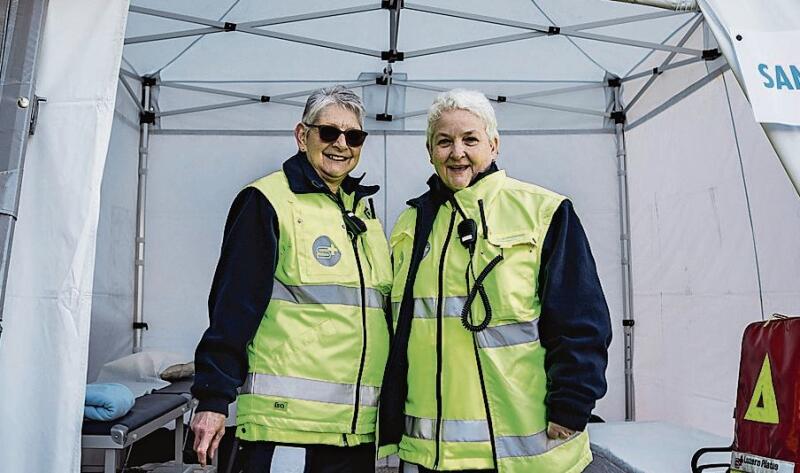 Hielten sich für alle Notfälle bereit: Germaine Dietrich (links) und Sabine Fehlmann von den Samaritern Luzern Pilatus.
