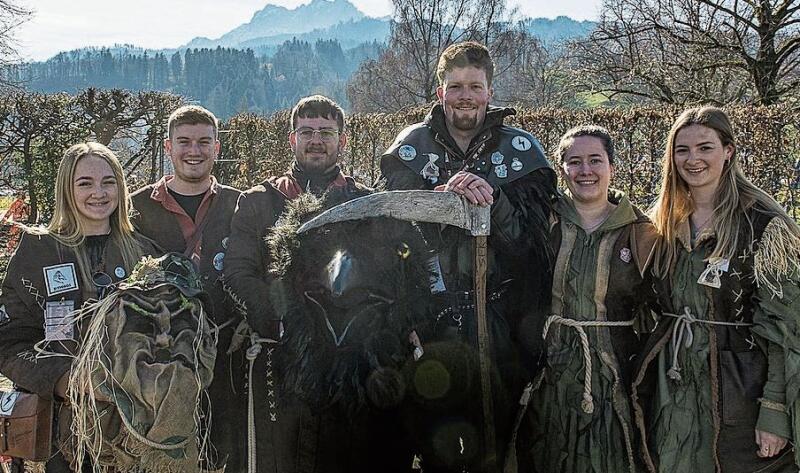 Das grosse Beizensterben in Kriens bauten die sieben Personen des Alpen Club Kriens als Umzugswagen. Ruedi Frei, Wagenbauchef (5. von links), ist auch betrübt, dass es in Kriens immer weniger Beizen gibt.
