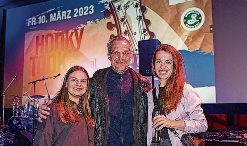 Warteten mit gespannter Vorfreude auf die vielen Konzerte: Lou Müller, der Festivalorganisator Ivo Hug und Sara Wildhaber, die Social-Media-Verantwortliche des Festivals.
