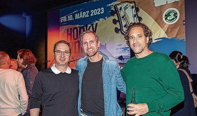 Von links: Marcel Lustenberger, Ralf Dubach vom Festivalsponsor Multireflex und Cyrill Heusser fanden das ehemalige Kino eine durchaus coole Eventlocation.
