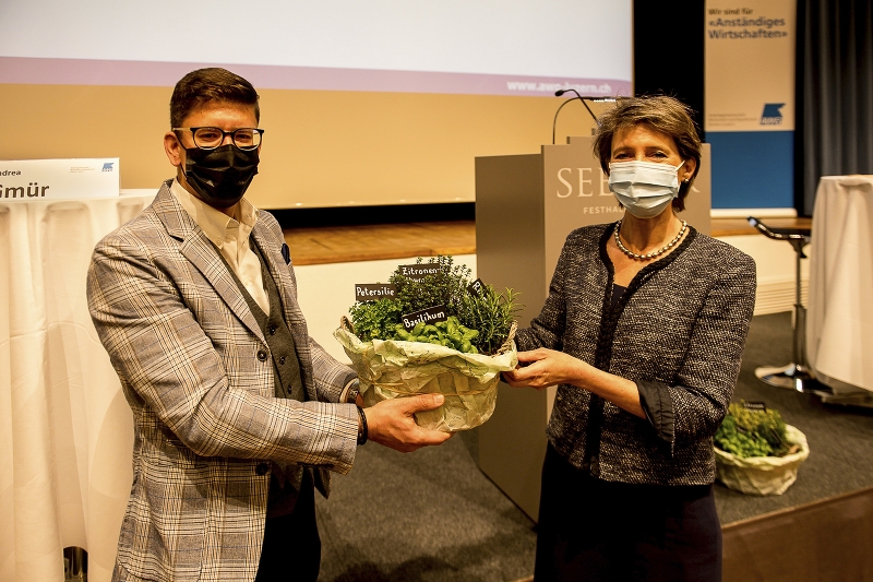 Zum Abschluss überreichte Jérôme Martinu, Chefredaktor der «Luzerner Zeitung» und Podiumsmoderator, Bundesrätin Simonetta Sommaruga einen Kräuterkorb.
