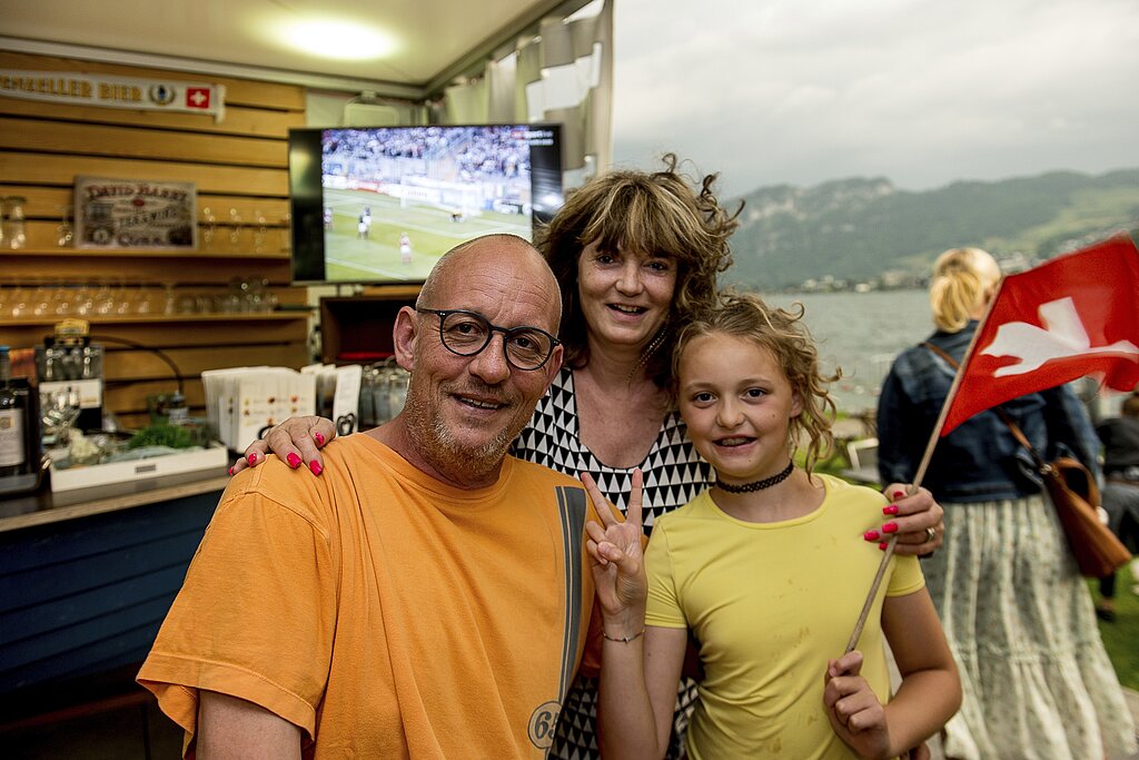 Familie Muri mit Chregu, Claudia und Jenny (v. l.). Der Vater erzählte stolz, sie hätten noch drei Längen geschwommen und genossen danach zum Fussball ein Nachtessen.